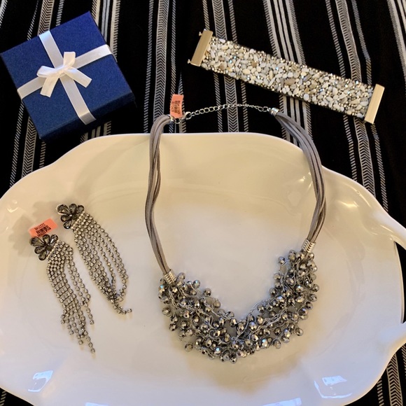 One of my favorites! Sparkly Necklace! BUNDLE IT!! - Picture 2 of 7